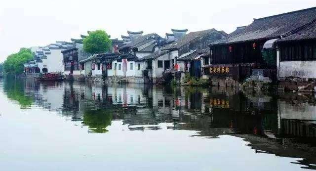 面对皇帝撒钱,群臣哄抢,唯有一人岿然不动,皇帝:重赏