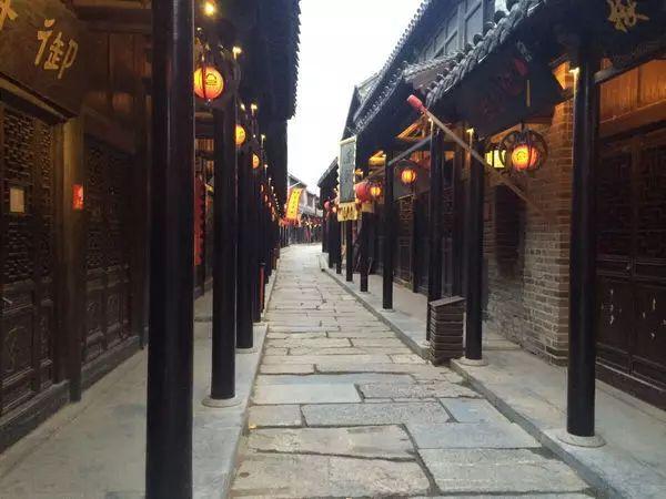 杨钰莹终究是老了，在美颜下看似年轻，但身材却暴露了真是年龄！