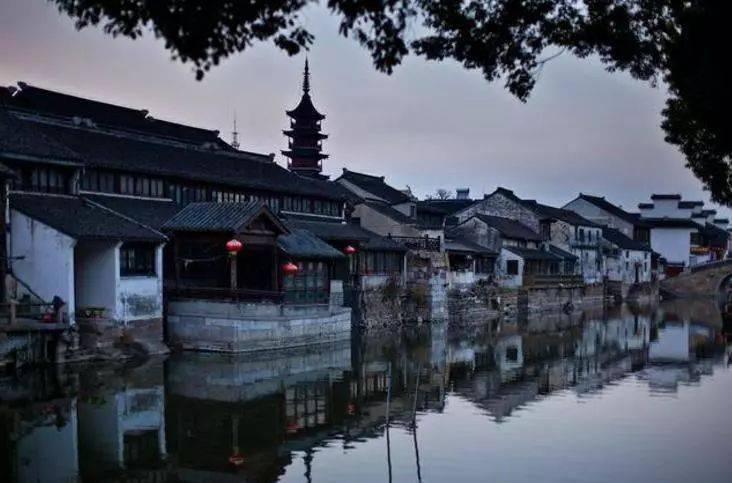巴奴毛肚火锅包间费惹争议 律师认为:强制结算包间费应属无效