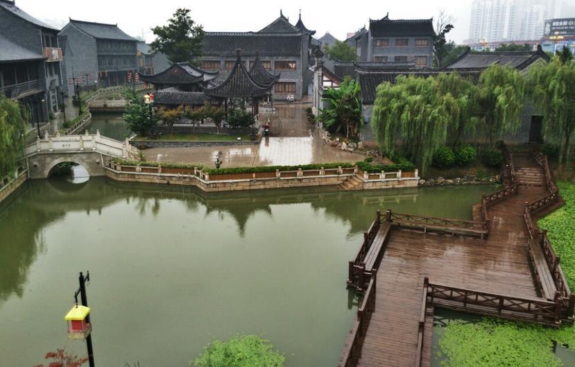 沙滩游玩的女孩们