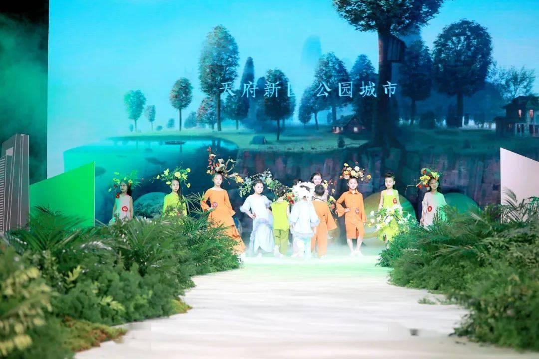 南昌大雪商场楼顶巨型玩偶被压扁,汤姆和杰瑞趴窝躺平